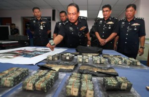 JOHOR BAHRU 19 November 2015. ( BH JBH532C / NST JS105J / METRO JB187D ) Pemangku Ketua Polis Johor, Datuk Ramli Hassan (tengah) menunjukkan dadah jenis Ecstacy dan syabu yang dirampas dari pengedar yang ditahan di Kulai ketika sidang media di Pusat Media IPK Johor. NSTP/Hairul Anuar Abd Rahim