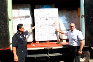 PORT DICKSON 10 December 2015. Ketua Jabatan pencegahan jenayah dan keselamatan komuniti Pahang, Datuk Jamaluddin Kudin (kiri) menyerahkan 1,000 kg dadah jenis syabu bernilai RM157 juta kepada Kualiti Alam Sdn Bhd yang diterima oleh Ketua Pegawai Eksekutif Kumpulan Cenviro, Khalid Bhasoon (kanan) untuk dilupuskan di Pusat pelupusan bahan buangan terjadual Kualiti Alam di Bukit Pelandok, Port Dickson.NSTP/Hazreen Mohamad