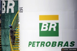 A worker paints a tank of Brazil's state-run Petrobras oil company in Brasilia, Brazil September 30, 2015.  REUTERS/Ueslei Marcelino