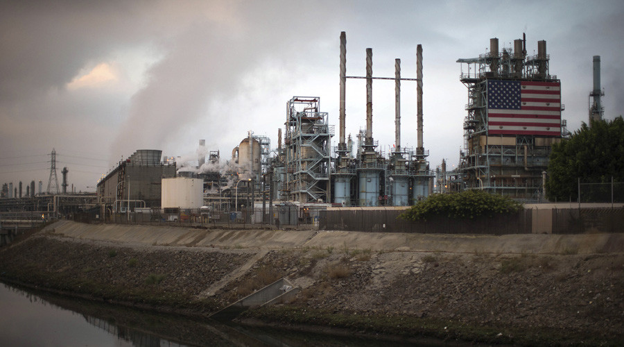 A general view of Tesoro's Los Angeles oil refinery in Los Angeles, California October 10, 2014. Oil prices are hovering just above $90 per barrel, a level last seen in June 2012, putting a strong spotlight on OPEC producing countries. They face calls to cut output at, or before, a policy meeting in late November to prop prices up as some are already feeling the pinch of sub-$100 oil  through increased budget pressure. Global oil prices are collectively reflecting the sweeping impact of a U.S. shale oil boom, with its production consistently outstripping growth forecasts. REUTERS/Lucy Nicholson (UNITED STATES - Tags: ENERGY BUSINESS) - RTR49PP9