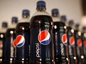 Bottles of Pepsi cola are seen in a display at PepsiCo's 2010 Investor Meeting event in New York, March 22, 2010.  REUTERS/Mike Segar (UNITED STATES - Tags: BUSINESS)