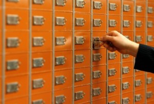 An employee checks a safe box in the vault of a Swiss bank in Basel January 21, 2009. Picture taken January 21, 2009.  REUTERS/Arnd Wiegmann