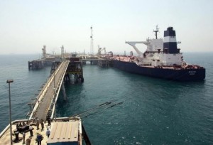 A ship is connected to the Basra Oil Terminal, 12 nautical miles off the Iraqi coast in the waters of the Northern Arabian Gulf, close to the port town of Umm Qasr August 8, 2006. REUTERS/Thaier Al-Sudani
