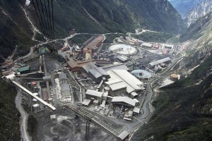 An aerial view of a giant mine run by U.S. firm Freeport-McMoran Cooper & Gold Inc., at the Grassberg mining operation, in Indonesia's Papua province in this July 2005 file photo. Freeport McMoRan Inc has yet to pay a $530 million deposit for a new Indonesian smelter, which the government is demanding before renewing the U.S. company's export permit for copper concentrate, a mines ministry official said on January 26, 2016. REUTERS/Stringer/Files