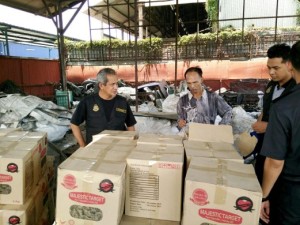 KLANG 14 APRIL 2016. Penguat kuasa Kementerian Perdagangan Dalam Negeri, Koperasi dan Kepenggunaan (KPDNKK) Selangor berjaya ditumpaskan satu sindiket penyeludupan minyak masak ke Afrika di sebuah premis barangan lusuh di kawasan perindustrian Sungai Puloh. IHSAN KPDNKK