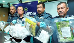 KOTA KINABALU 25 MAY 2016. Pengarah Jabatan Kastam Diraja Malaysia (JKDM) Sabah, Datuk Janathan Kandok (dua dari kiri) bersama Timbalan Pengarah Kastam Sabah, Yunus Tahir (dua dari kanan), Penolong Kanan Pengarah Kastam I, Mohd Ariffin Zakaria (kanan) serta Ketua Cawangan Narkotik Kastam Sabah, Bakri Mangka (kiri) menunjuk dadah jenis syabu setalah berjaya dirampas di Lapangaan Terbang Antarabangsa Kota Kinabalu (KKIA) semasa sidang media di Wisma Kastam, Kota Kinabalu. NSTP/IZHARI ARIFFIN.