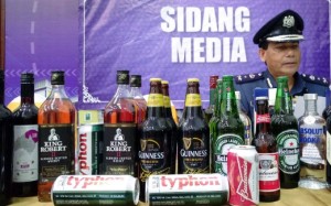 KUANTAN 27 MAY 2016. Pengarah Jabatan Kastam Diraja Malaysia (KDM) , Datuk Sarip Ismail menunjukkan hasil rampasan rokok dan minuman keras dalam sidang akhbar sehingga May 2016 di sidang media di Perumahan Kastam
ompleks Perumahan Kastam Sultan Ahmad Sha
