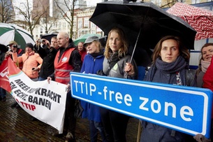 epa05278210 Farmers and members of Milieudefensie (Dutch environmental organization) demonstrate against the controversial transatlantic trade agreement TTIP in The Hague, The Netherlands, 26 April 2016. The Second Chamber is debating this trade agreement which would exclude the European Union and the United States.  EPA/MARTIJN BEEKMAN