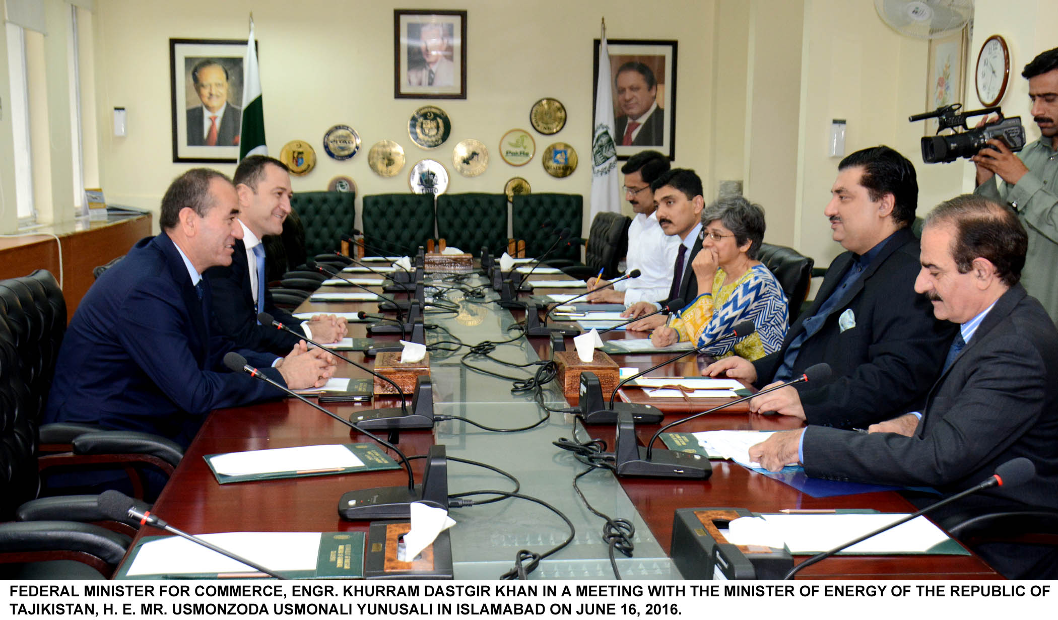 FEDERAL MINISTER FOR COMMERCE, ENGR. KHURRAM DASTGIR KHAN IN A MEETING WITH THE MINISTER OF ENERGY OF THE REPUBLIC OF TAJIKISTAN, H. E. MR. USMONZODA USMONALI YUNUSALI IN ISLAMABAD ON JUNE 16, 2016.