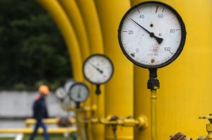Pressure gauges, pipes and valves are pictured at an "Dashava" underground gas storage facility near Striy, Ukraine May 28, 2015. Ukrainian state energy firm Naftogaz paid Russia's Gazprom another $30 million in prepayment for gas supplies, the Ukrainian company said on Wednesday.  REUTERS/Gleb Garanich
