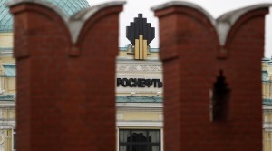 The logo of Russia's top crude producer Rosneft is seen at the company's headquarters, behind the Kremlin wall, in central Moscow May 27, 2013. Rosneft, Russia's No. 1 oil producer, said on Friday its second-quarter net income rose by almost five times, year-on-year, to 172 billion roubles ($4.9 billion), beating analyst forecasts, thanks to a stronger rouble. Picture taken May 27, 2013. REUTERS/Sergei Karpukhin/Files (RUSSIA - Tags: ENERGY BUSINESS COMMODITIES)