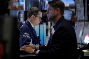 Traders work on the floor of the New York Stock Exchange (NYSE) in New York City, U.S., May 25, 2016.  REUTERS/Brendan McDermid