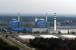 General view of Khmelnytsky nuclear power plant, taken from the helicopter of Ukraine 's President Leonid Kuchma before attending the launching of the second reactor (L) at the Khmelnytsky nuclear power plant in Khmelnytsk, 08 August, 2004. Ukraine launched the Khmelnytsky NPP's reactor on Sunday and plans to start the Rivne NPP's reactor four in October, to expand the country's nuclear capacity replacing output lost when a Chernobyl's reactor exploded in the world's worst nuclear accident.         AFP PHOTO / PRESIDENTIAL PRESS-SERVICE POOL/ Valeriy SOLOVYEV/ ss / AFP PHOTO / POOL / VALERIY SOLOVYEV