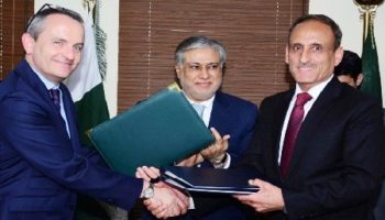 Px21-097
ISLAMABAD: Mar 21- Swiss Ambassador, Marc George and Chairman, Federal Board of Revenue, Dr. Muhammad Irshad exchanging documents after signing agreement on avoidance of double taxation between Pakistan and Switzerland. Finance Minister Senator Ishaq Dar witnessed the ceremony. ONLINE PHOTO