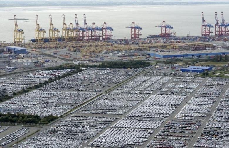 Cars for export stand in a parking area at a shipping terminal in the harbour of the German northern town of Bremerhaven, late October 8, 2012. REUTERS/Fabian Bimmer