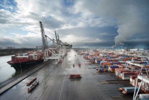 Nederland, Rotterdam, 2008
Bij containeroverslagbedrijf ECT op de Maasvlakte worden containers overgeslagen met behulp van kranen en agv's.
Foto; Freek van Arkel/Havenbedrijf Rotterdam