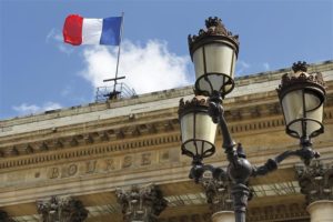 Les Bourses européennes sont stables ou en léger recul à mi-séance, dans des marchés occupés par une longue série de résultats de poids lourds de la cote. À Paris, le CAC 40 perdait 0,33% vers 10h25 GMT, sous-performant la plupart des places européennes à cause du recul de Total, tandis que le Dax cédait 0,08% et le FTSE 0,03%. /Photo d'archives/REUTERS/Charles Platiau