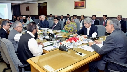 APP01-12
ISLAMABAD: August 12 – Finance Minister, Senator Mohammad Ishaq Dar chairing Custom Chief Collectors Conference at FBR. APP