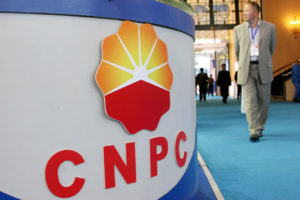 --FILE--A Chinese visitor walks past the stand of CNPC (China National Petroleum Corporation), parent company of PetroChina, at an exhibition in Beijing, 3 April 2007.



China National Petroleum Corp. (CNPC), the largest oil producer on the mainland, is reported to be considering bidding for minority stakes in shale gas assets owned by Chesapeake Energy of the United States, valued at about US$15 billion each.