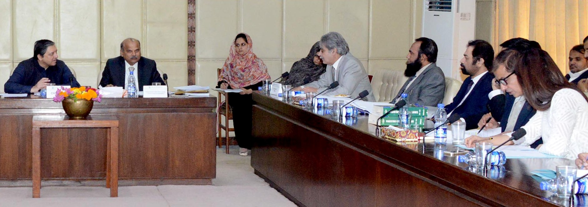 SENATOR SALEEM MANDVIWALLA, CHAIRMAN SENATE STANDING COMMITTEE ON FINANCE, REVENUE, ECONOMIC AFFAIRS AND NARCOTICS CONTROL PRESIDING OVER A MEETING OF THE COMMITTEE AT PARLIAMENT HOUSE ISLAMABAD ON OCTOBER 24, 2017.