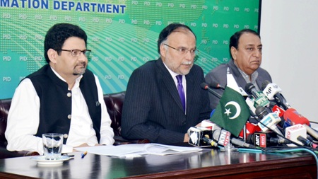 FEDERAL MINISTER FOR INTERIOR, PROF. AHSAN IQBAL, ADVISER TO PRIME MINISTER ON FINANCE, DR. MIFTAH ISMAIL AND MINISTER OF STATE FOR FINANCE, RANA MOHAMMAD AFZAL ADDRESSING A JOINT PRESS CONFERENCE IN ISLAMABAD ON MARCH 9, 2018.
