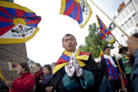 (ARKIV) Demonstration mod Kinas menneskerettighedsovertrædelser over for Tibet, Free Tibet, på Højbro Plads i København fredag d. 15. juni 2012. Udover de berygtede slettede mails hos politiet så fik Tibetkommissionen, der skulle undersøge sagen, heller aldrig adgang til mail-konti hos en ministre og embedsmænds mail-konti. Det skriver Ritzau, torsdag den 19. april 2018.. (Foto: Dennis Lehmann/Ritzau Scanpix)