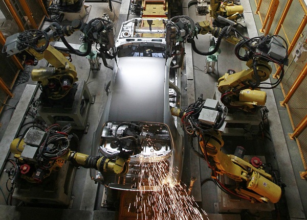 Robot arms assemble cars at the Avto ZAZ plant, major Ukrainian car maker, in Zaporizhzhya, 500 km (311 miles) southeast of the capital Kiev, August 7, 2013. Struggling to bridge a large foreign trade deficit, Ukraine has, in particular, introduced new barriers against imports of goods ranging from cars to coke, a fuel produced from coal and used in steel production.  REUTERS/Gleb Garanich  (UKRAINE - Tags: TRANSPORT BUSINESS)