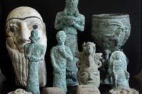 Jordanian officials display looted bronze and ceramic figures confiscated from smugglers in Amman June 16, 2005. Jordan, which shares a large border with Iraq, has seized 1,347 looted Iraqi antiquities since the war. - PBEAHUNZDEF