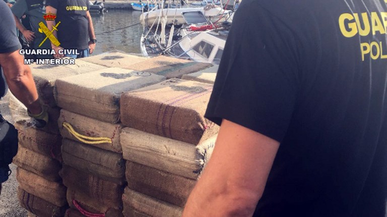 This undated handout photo released on September 14, 2016 by Guardia Civil shows bales of hashish at the Cartagena seaport seized by Spanish Civil Guard off the Spanish Murcia region coast.
The Spanish Civil Guard said on September 14, 2016 they seized this weekend 14.5 tons of hashish and arrested two people, one Bulgarian and one Dutchman, aboard a sailboat sailing off the southeast Spanish coast of Murcia region. / AFP PHOTO / Guardia Civil / HO / RESTRICTED TO EDITORIAL USE - MANDATORY CREDIT "AFP PHOTO / GUARDIA CIVIL " - NO MARKETING NO ADVERTISING CAMPAIGNS - DISTRIBUTED AS A SERVICE TO CLIENTS