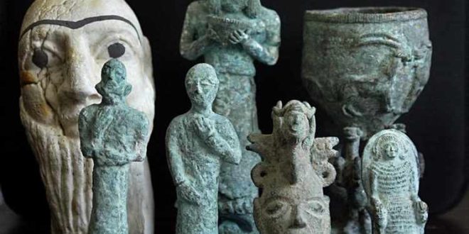 Jordanian officials display looted bronze and ceramic figures confiscated from smugglers in Amman June 16, 2005. Jordan, which shares a large border with Iraq, has seized 1,347 looted Iraqi antiquities since the war. - PBEAHUNZDEF