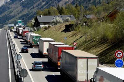 Trucks queue on a motorway in the direction of Italy near a the tunnel as people leave for holidays on April 14, 2017 in Chamonix, southeastern France. / AFP PHOTO / JEAN-PIERRE CLATOT