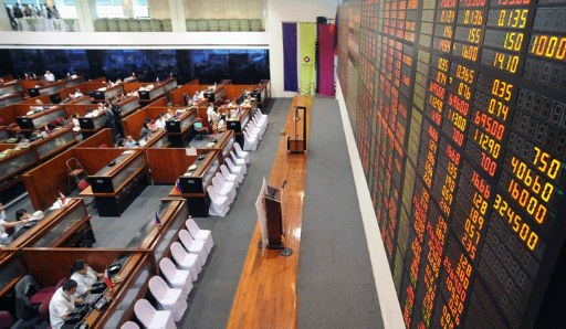Traders work at the Philippine Stock Exchange in Manila on May 7, 2012. Asian markets and the euro slumped on May 7 after voters in France and Greece voted out their ruling parties in a backlash against austerity measures aimed at battling the eurozone crisis.  AFP PHOTO / Jay DIRECTO