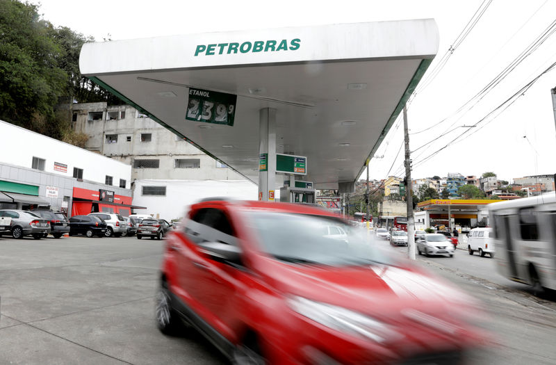 A car departs from a Petrobras gas station in the outskirts of Sao Paulo, Brazil July 31, 2018.  REUTERS/Paulo Whitaker