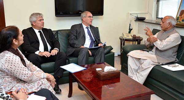 APP37-27
ISLAMABAD: March 27 - Olivier Chalvon, Vice President Total called on Federal Minister for Petroleum Ghulam Sarwar Khan at Ministry of Petroleum. APP Photo by Irshad Sheikh