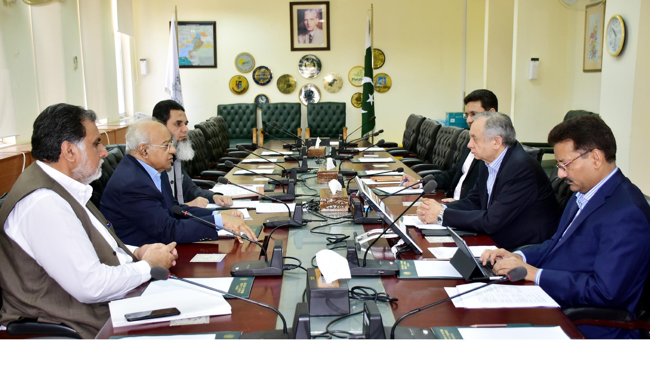 A DELEGATION FROM PAKISTAN POULTRY ASSOCIATION MEETING WITH ADVISOR TO THE PRIME MINISTER ON COMMERCE, TEXTILE, INDUSTRIES & PRODUCTION AND INVESTMENT, ABDUL RAZAK DAWOOD IN ISLAMABAD ON MAY 25, 2019.