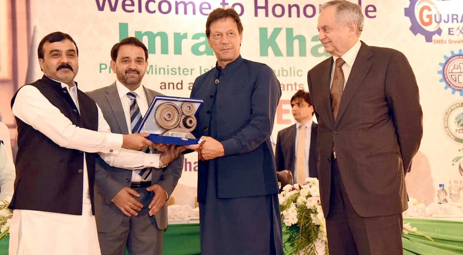 ISLAMABAD: Prime Minister Imran Khan giving away Award to best performers during the Award Distribution Ceremony of Gujranwala Chamber of Commerce. INP PHOTO