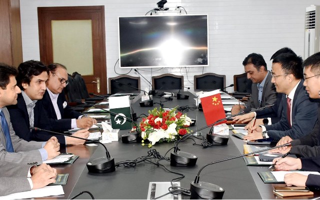 Federal Minister for Planning, Development & Reform Makhdum Khusro Bakhtyar talking to Vice President of Huwaei Group, Mr. Mark Xueman, who along-with a delegation called on him in Islamabad on July 17th, 2019. Secretary Planning Zafar Hasan is also present.