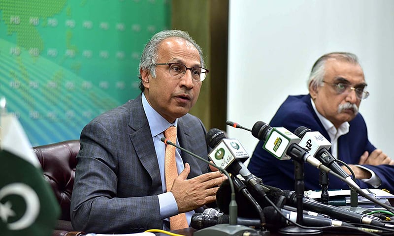 APP25-15
ISLAMABAD: September 15 - Adviser to PM on Finance, Revenue and Economic Affairs Dr. Abdul Hafeez Shiekh and Chairman Federal Board of Revenue (FBR) Syed Shabbar Zaidi addressing a press conference. APP photo by Irshad Sheikh