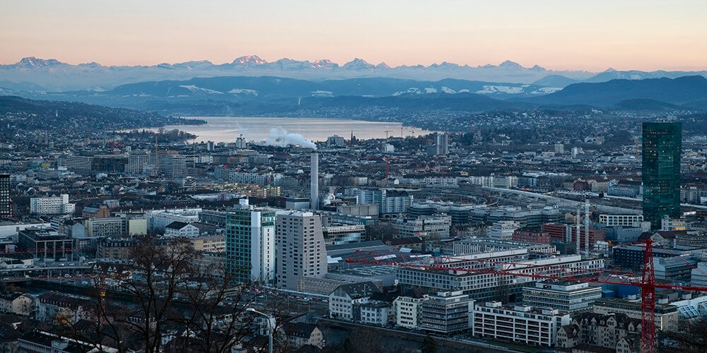 Schweiz, Zürich, Blick über die Stadt Zürich zum Zürichsee, am Horizont die Schweizer Alpen