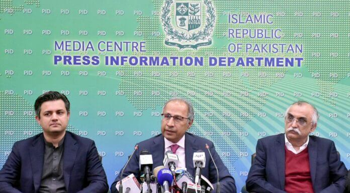 ISLAMABAD: Advisor to PM on Adviser on Finance and Revenue, Abdul Hafeez Sheikh, Federal Minister for Economic Affairs Division, Muhammad Hammad Azhar and Chairman FBR, Shabbar Zaidi addressing a  press conference. INP
