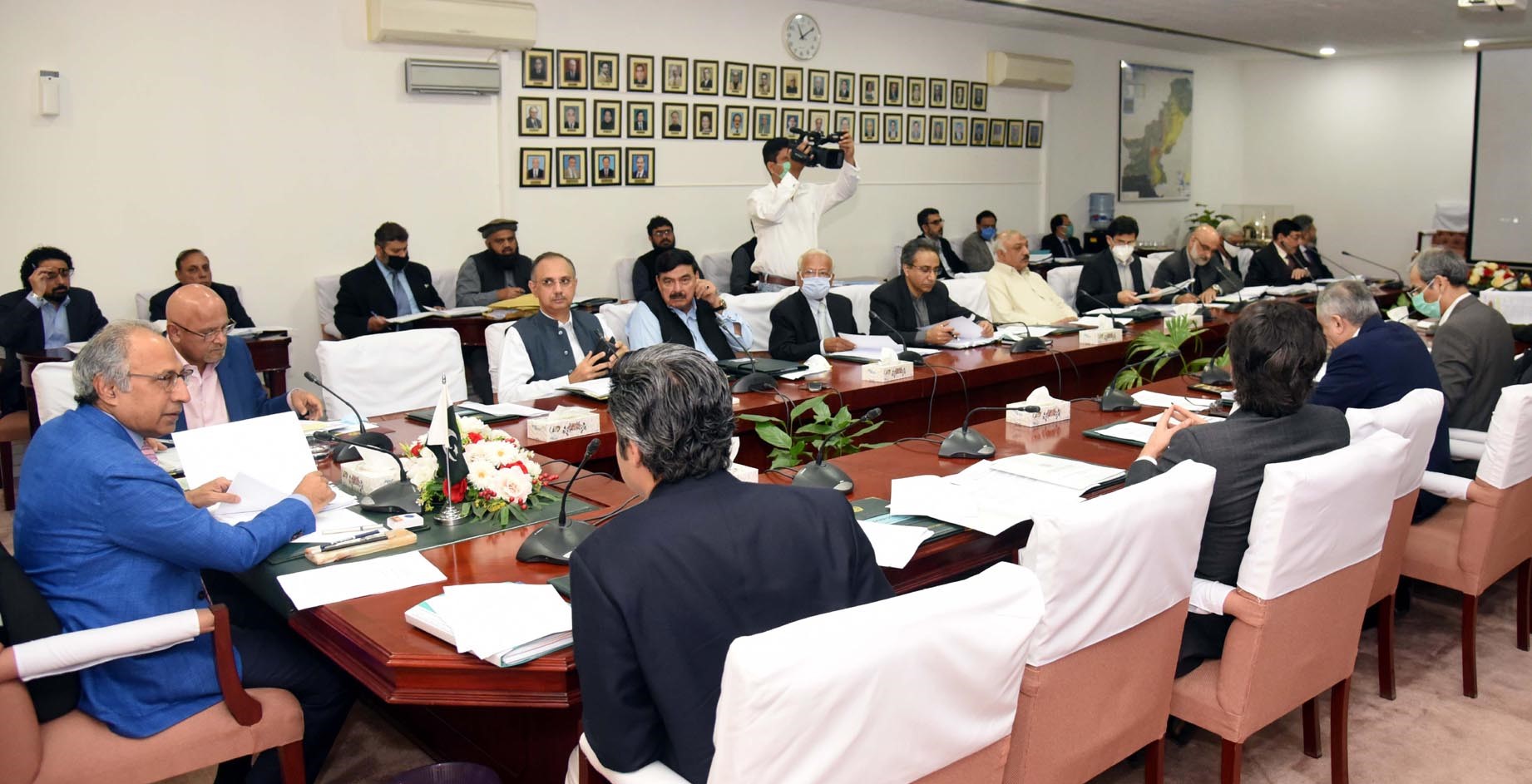 ADVISER TO THE PRIME MINISTER ON FINANCE AND REVENUE, DR. ABDUL HAFEEZ SHAIKH CHAIRING THE MEETING OF THE ECONOMIC COORDINATION COMMITTEE OF THE CABINET (ECC) IN ISLAMABAD ON APRIL 08, 2020.