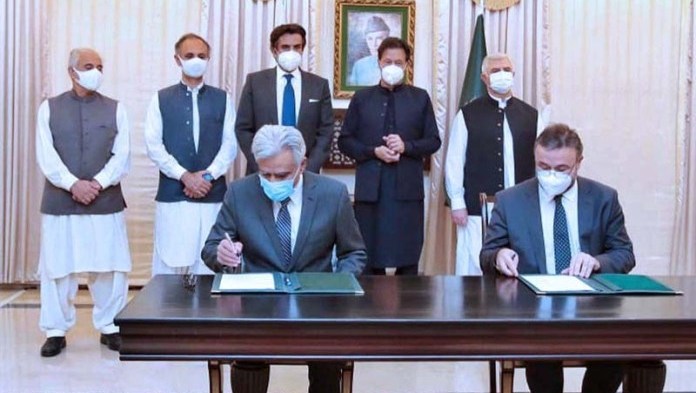 APP79-15
ISLAMABAD: October 15 - Prime Minister Imran Khan witnesses signing of Financing Agreements between World Bank and Government of Pakistan. APP