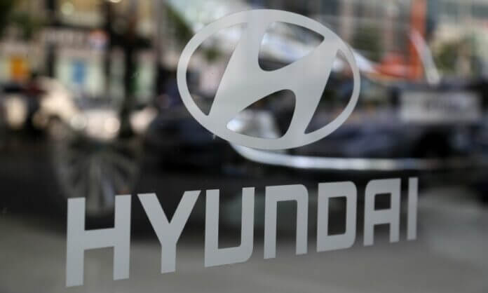 The Hyundai Motor Co. logo is displayed at a dealership in Seoul, South Korea, on Wednesday, July 24, 2013. Photographer: SeongJoon Cho/Bloomberg