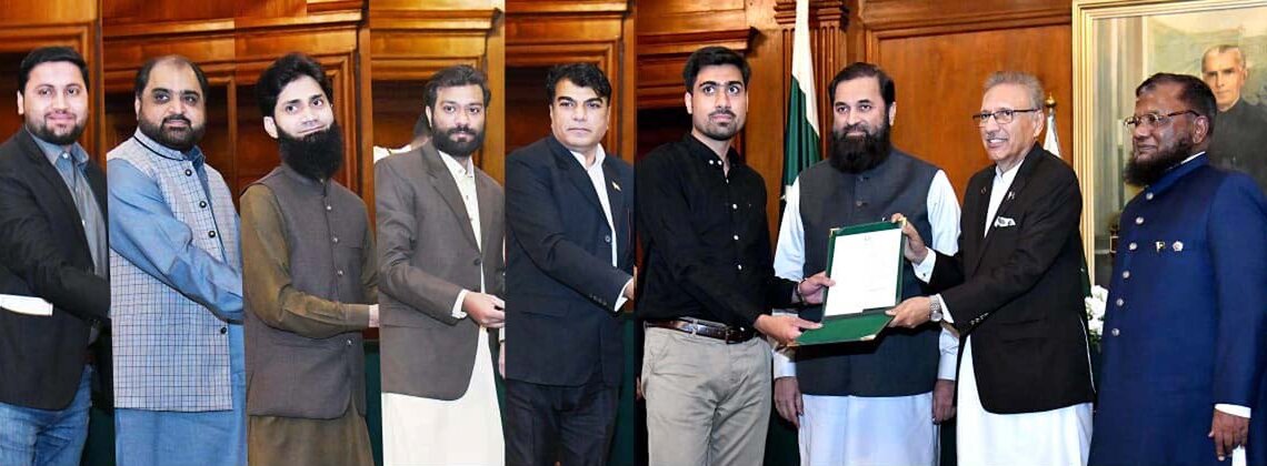 APP12-121122
LAHORE: November 12 - President Dr Arif Alvi giving away tax refund cheques to complainants whose cases were resolved by the Federal Tax Ombudsman at Governor House. APP/ABB