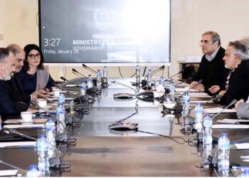APP60-200123
ISLAMABAD: January 20 - Federal Minister for Finance and Revenue Senator Mohammad Ishaq Dar in a meeting with a delegation of M/s Nestle Pakistan & Afghanistan led by its CEO Mr. Samer Chedid , at Finance Division.APP/ABB