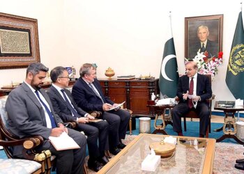 APP40-270323
ISLAMABAD: March 27 - CEO of Barrick Reko Diq Mining Company, Mr. Mark Bristow along with a delegation calls on Prime Minister Muhammad Shehbaz Sharif. APP/MOS