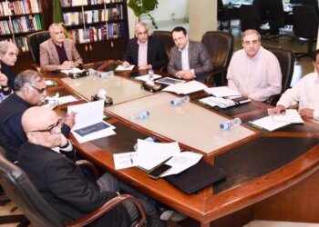 APP01-250423
ISLAMABAD: April 25 - Federal Minister for Finance and Revenue Senator Mohammad Ishaq Dar chairs a meeting on revenue performance of FBR, at Finance Division. APP/ABB