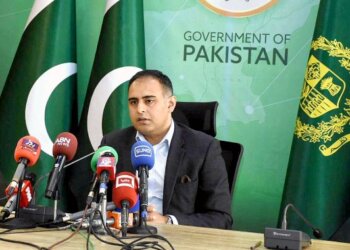 APP08-090423
ISLAMABAD: April 09 – Coordinator to the Prime Minister for Economy and Energy, Bilal Azhar Kayani, addressing a press conference at PTV HQ. APP/SMR/TZD/FHA