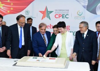 Prime Minister Muhammad Shehbaz Sharif, chargée d'affaires of the Chinese Embassy in Islamabad Ms Pang Chunxue, and Federal Ministers cutting a cake marking the 10th anniversary of the signing of the agreement for CPEC. Islamabad, July 5, 2023