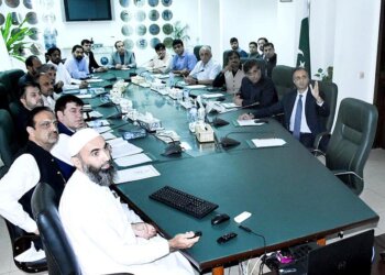 APP37-180823
ISLAMABAD: August 18 - Caretaker Federal Minister for Commerce and Industry, Gohar Ejaz is being briefed at the Ministry of Industries and Production. APP/MAF/ABB/ZID
